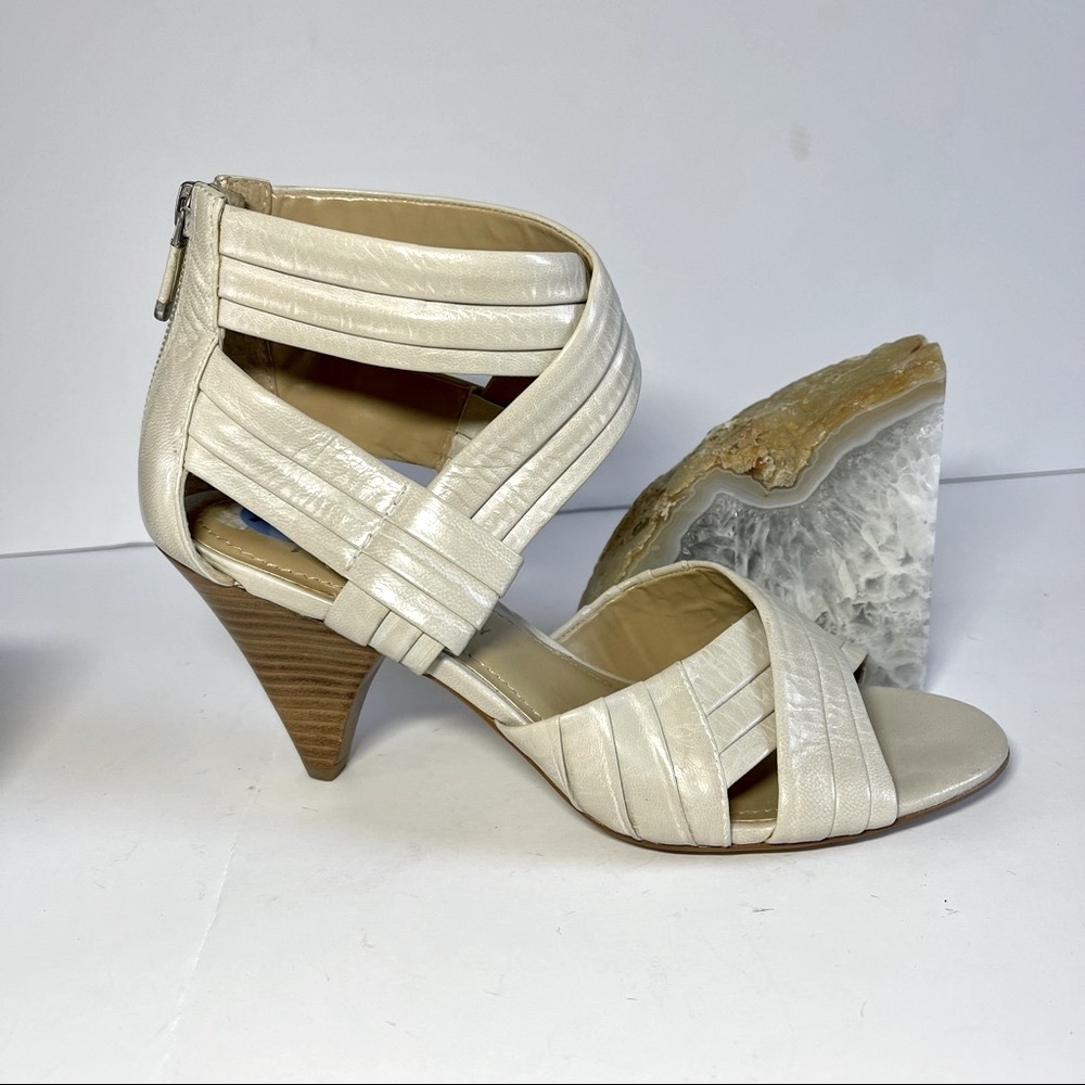 B Makowsky Beige Cross Straps Sandals NWOT